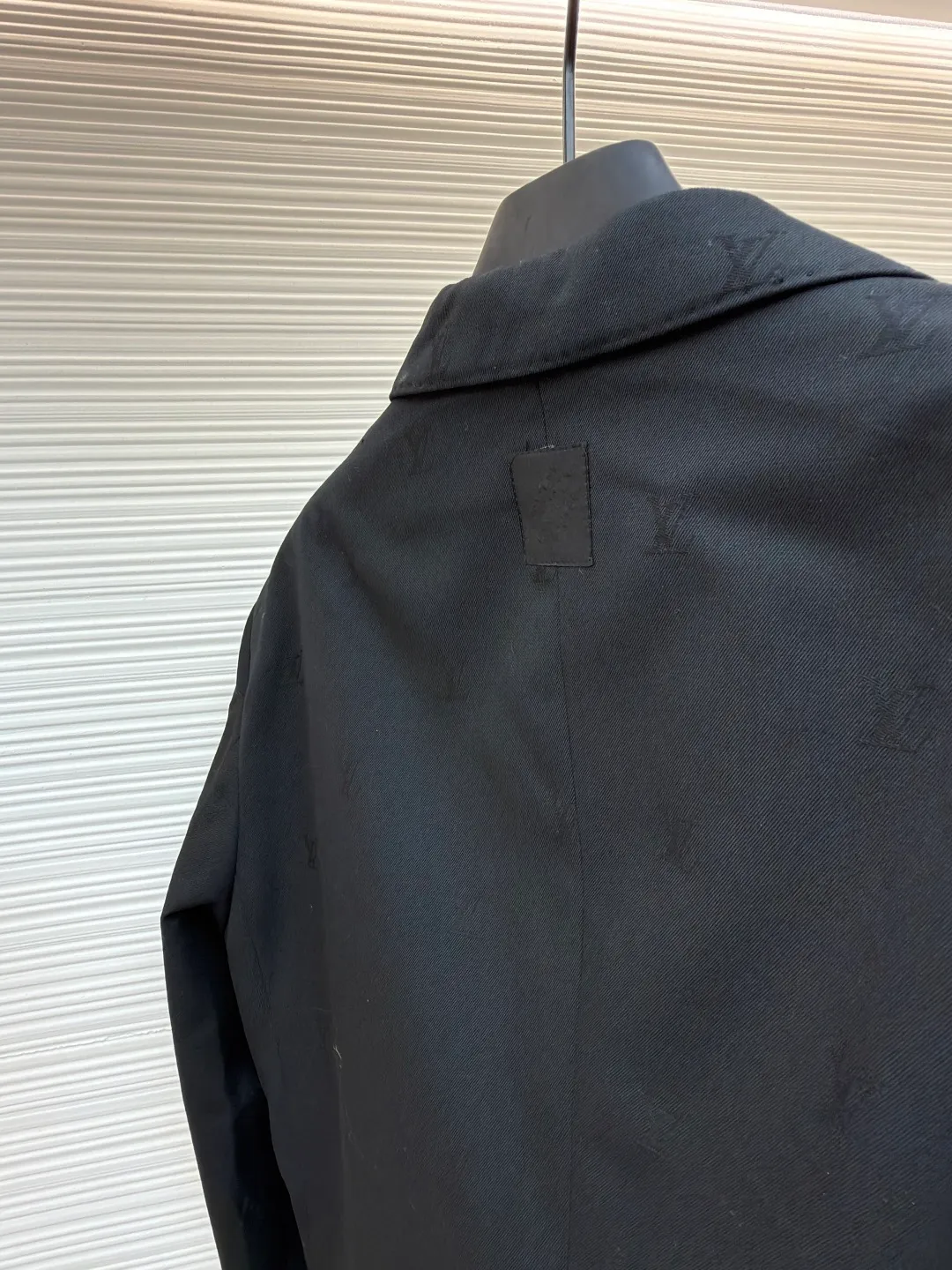 LOUIS VUITTON full-width jacquard suit ●Original version: Purchased and developed for 34500 ●Item number: 1680847-C85 ●Material: soft wool satin fabric ●Technology: jacquard production ●Version: fitted version ●Weight: about 735 grams ●Size: 50-52-54-56 ●Description: Customized soft wool satin, as smooth as silk, full of drape, with a deep black charm Deep and mysterious, the full-width LV Blason jacquard slowly unfolds on the wool, which seems to inject soul into this jacket. It is decorated with LV logo embroidery, revealing a noble style inadvertently. The smooth peaked collar line is neat, invisibly stretching the shoulder outline, giving the wearer a strong aura, and exuding charming charm in the interlacing of the pieces. Jacquard technology controls the interweaving of warp and weft threads by weaving LV Bladon textile technology on the surface of the fabric, and precisely controls the interweaving density and tension of the yarn to make it more three-dimensional. Adopt imported machine embroidery technology, use advanced computer control system and precision mechanical components to achieve LV logo embroidery work with high precision and smooth and delicate lines. Template machine bag opening The preset template guides the position, shape and size of the bag opening. The accuracy ensures the quality of the bag opening effect. Ergonomic three-dimensional tailoring returns to traditional craftsmanship through segmentation, folding, shrinking, and stretching techniques. The so-called slow work produces fine work, which is the respect for the material and the pursuit of feel. The workmanship is complex and tedious, and the aging rate is slow. The overall wiring is straight and delicate, the fabric is comfortable and soft, and the color is consistent without color difference. It can be matched with the same style to create a fashionable look and control various occasions. Customized accessories, complete with three standards, same style for men and women!